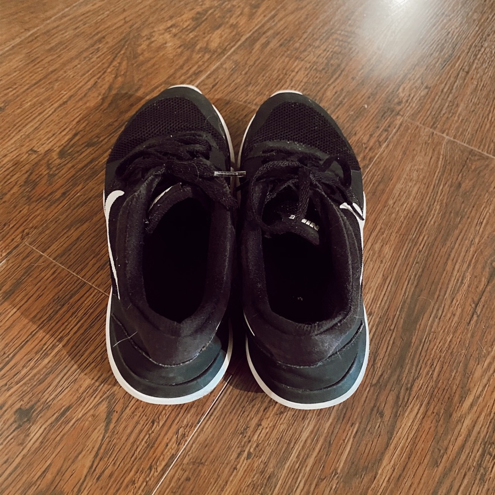 Women’s Nike tennis shoes